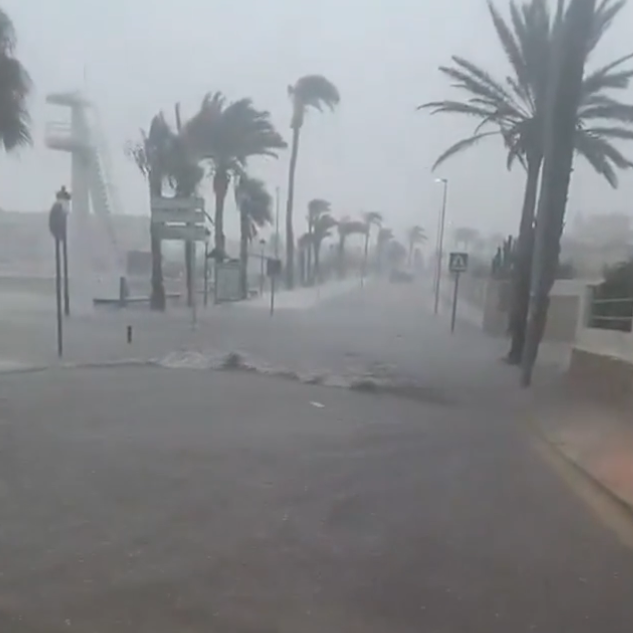 Wateroverlast op een weg in La Zenia in Orihuela Costa